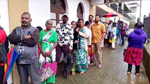 அஸ்வெசுமை விண்ணப்பங்கள் சமர்ப்பிக்க மக்கள் திரண்டனர்
