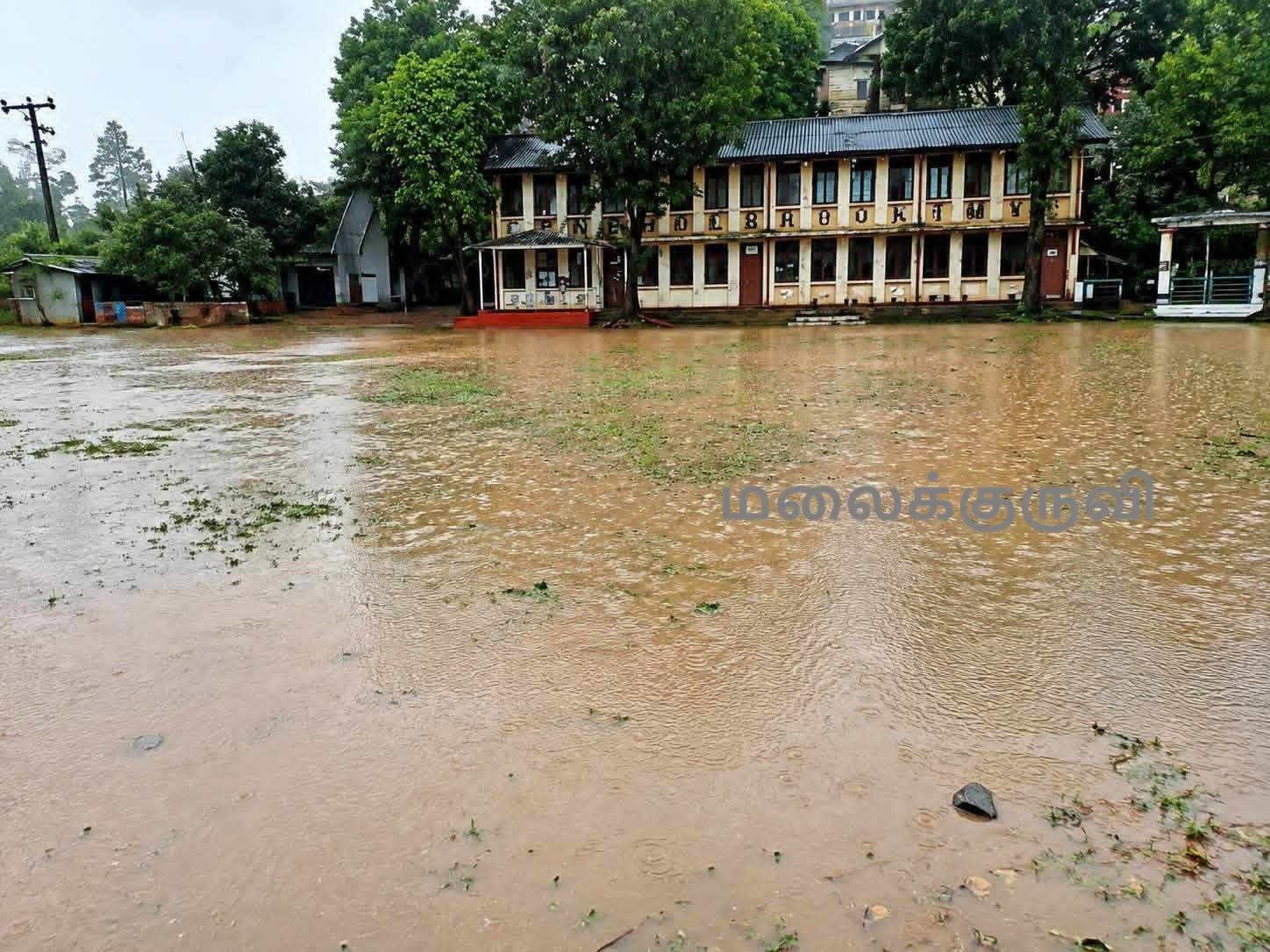 ஹோல்புறூக் த.ம.வி வெள்ளத்தில் மூழ்கியது