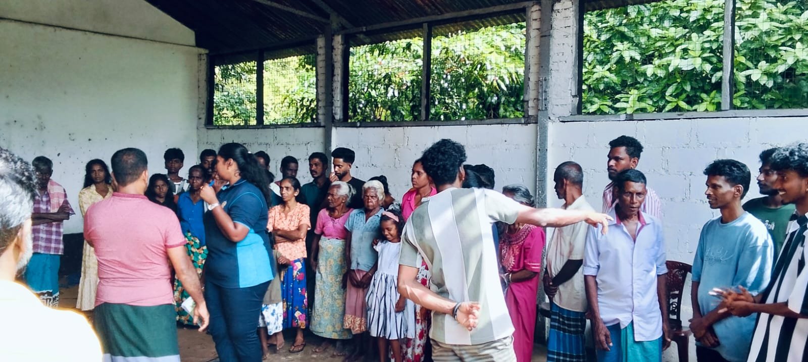 இரத்தினபுரி பெரண்டுவை தோட்டத்தில் அரச மரம் சரிந்து வீழ்ந்து 34பேர் பாதிப்பு