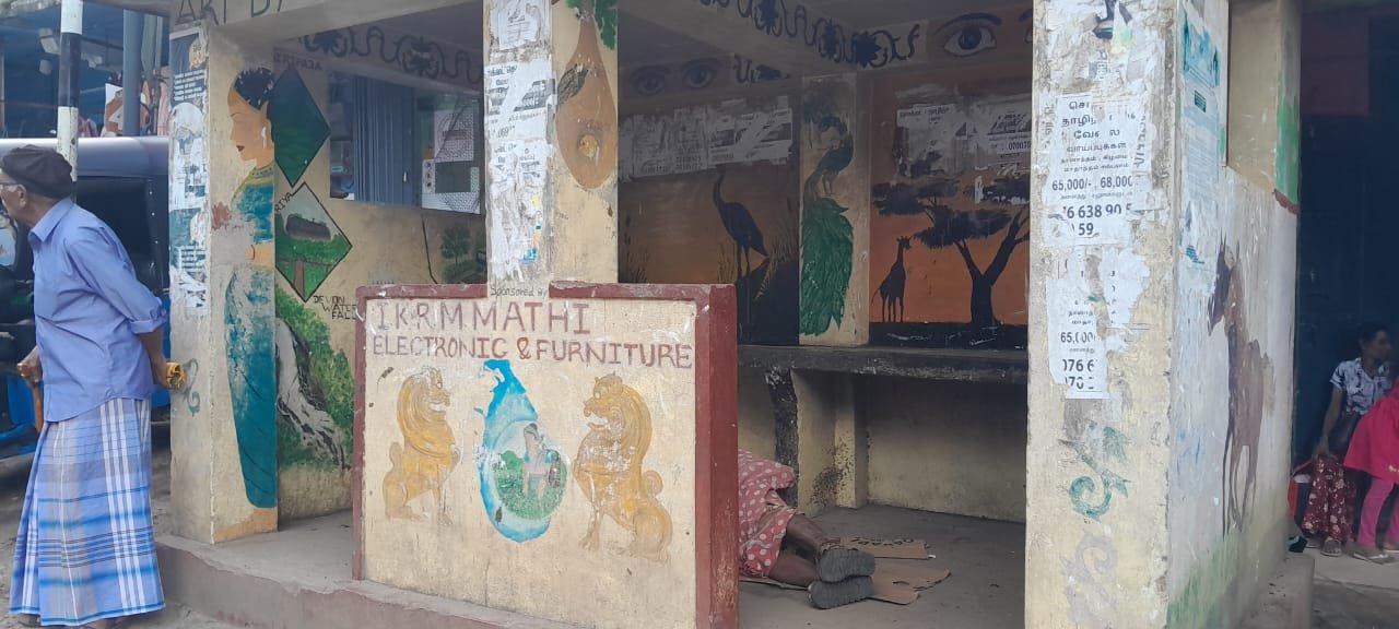 அக்கரப்பத்தனை பஸ் தரிப்பிடத்தில் தங்கியுள்ள பெண்ணைத் தெரியுமா?