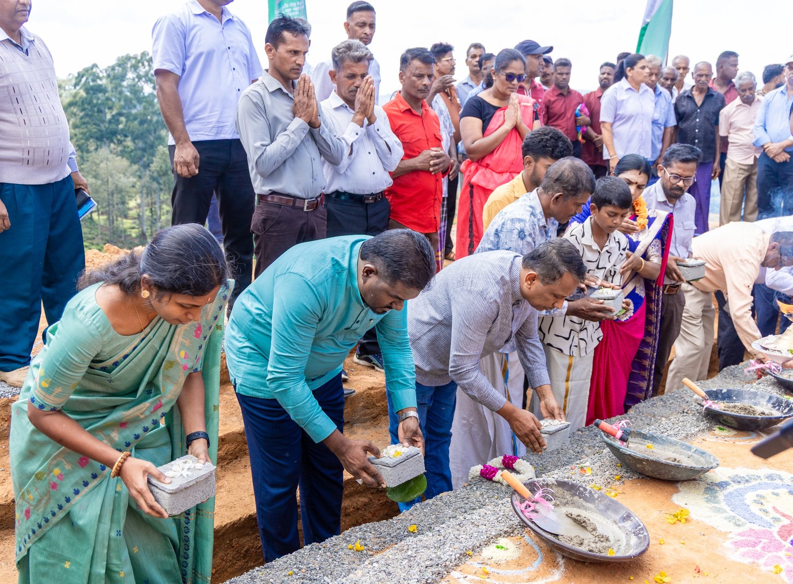 பதுளை-அலகொல்லையில் 51 குடும்பங்களுக்குப் புதிய வீடுகளை அமைக்க (29)அடிக்கல் நாட்டப்பட்டது. அமைச்சர் சமந்த வித்தியாரத்தினா,பிரதி அமைச்சர் சுந்தரலிங்கம் பிரதீப் ஆகியோரின் தலைமையில் நடைபெற்ற இந்நிகழ்ச்சியில்,