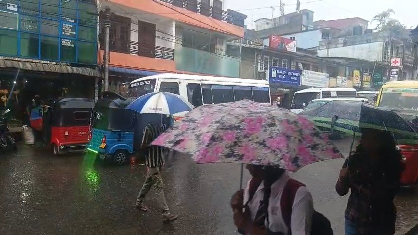 மலைநாட்டில் கனமழை பெய்வதால் இயல்பு வாழ்க்கை பாதிப்பு
