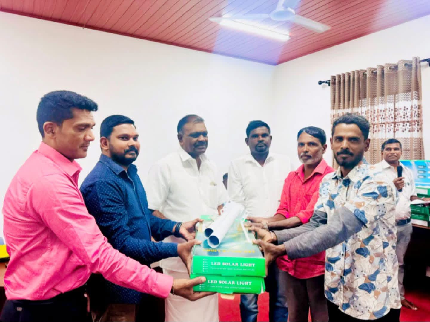 கொட்டகலை பிரதேசசபை உறுப்பினர் லட்சுமணன் விஷ்வநாதன் வேண்டுகோளுக்கிணங்க, கொட்டகலை பிரதேசசபை நிதி ஒதுக்கீட்டின் கீழ், அவரது வட்டாரத்திற்குட்பட்ட நகர, கிராம,தோட்டப் பகுதிகளைச் சேர்ந்த 31 பகுதிகளுக்கு வீ