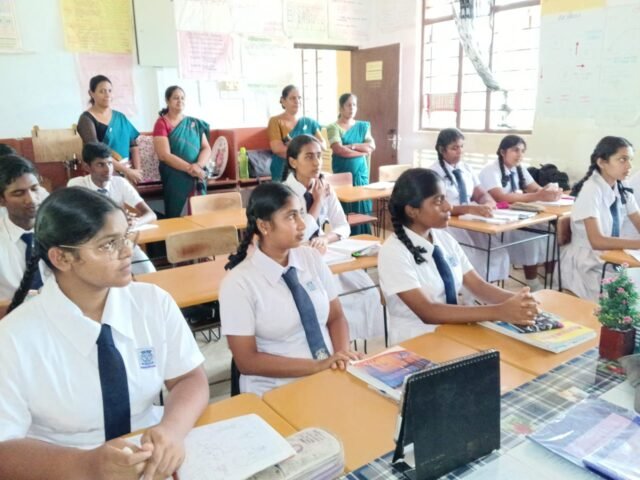 க.பொ.த மாணவர்களுக்கான இலவச கருத்தரங்கு கையேடுகள் வழங்கல்