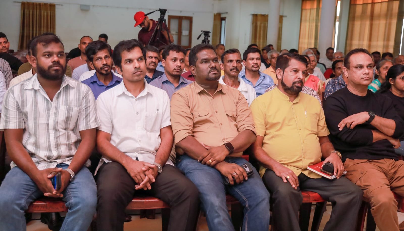 தொழிற்சங்கப் போராட்டமின்றி அரச ஊழியர்களுக்குச் சம்பள உயர்வு!
