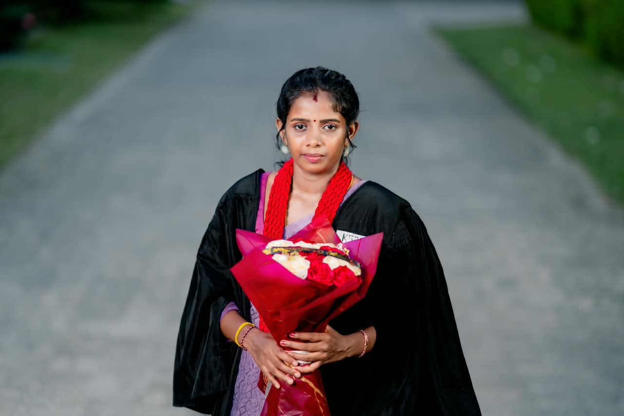 நுவரெலியா கிளண்டவன் தோட்ட ஷாலினி தமிழ் இளங்கலை சிறப்புப் பட்டம்!
