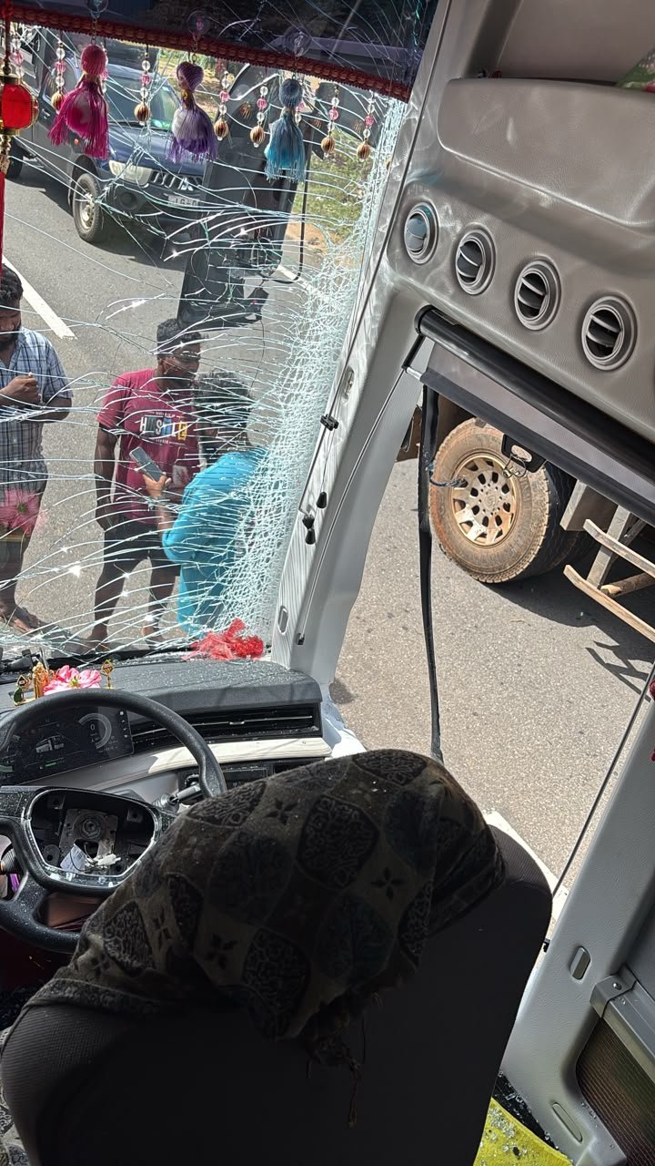 யாழ் - கொழும்பு சொகுசுப் பேருந்து பரந்தனில் விபத்து!