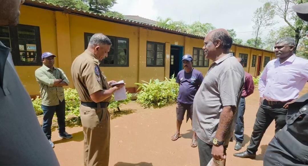 திக்கோயா ஒன்சி கல்லூரியில் அலுமாரிகள் உடைப்பு; ஆவண்கள் தீவைப்பு!
